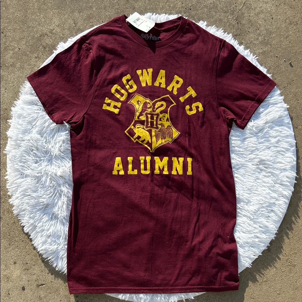 Harry Potter Warner Bros. Burgundy and Yellow Hogwarts Alumni Tee Size Small NEW